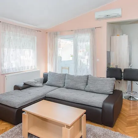 Apartman Lory Apartment *