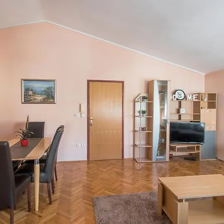 Apartman Lory *